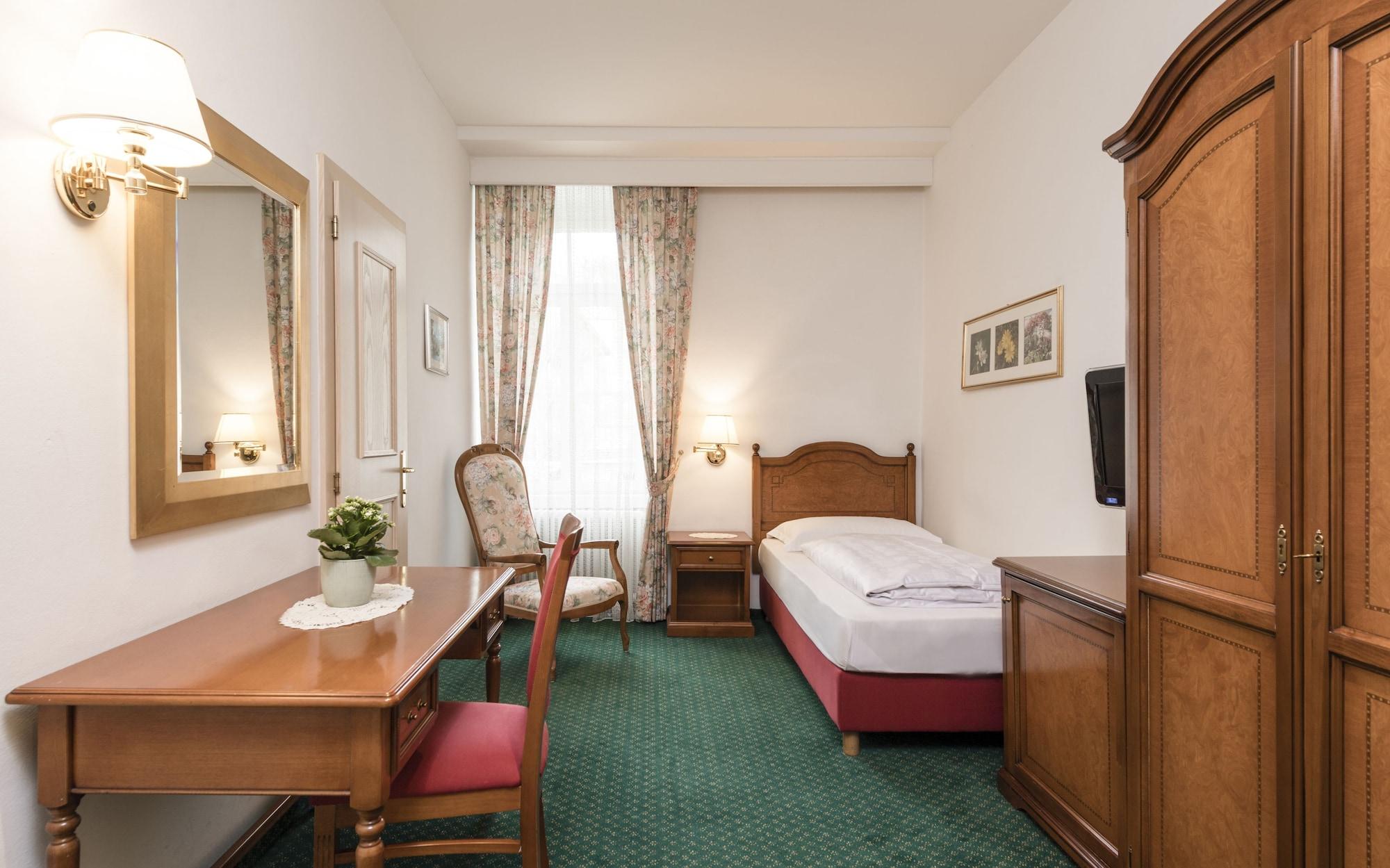 Hotel Gruener Baum Брессаноне Екстер'єр фото